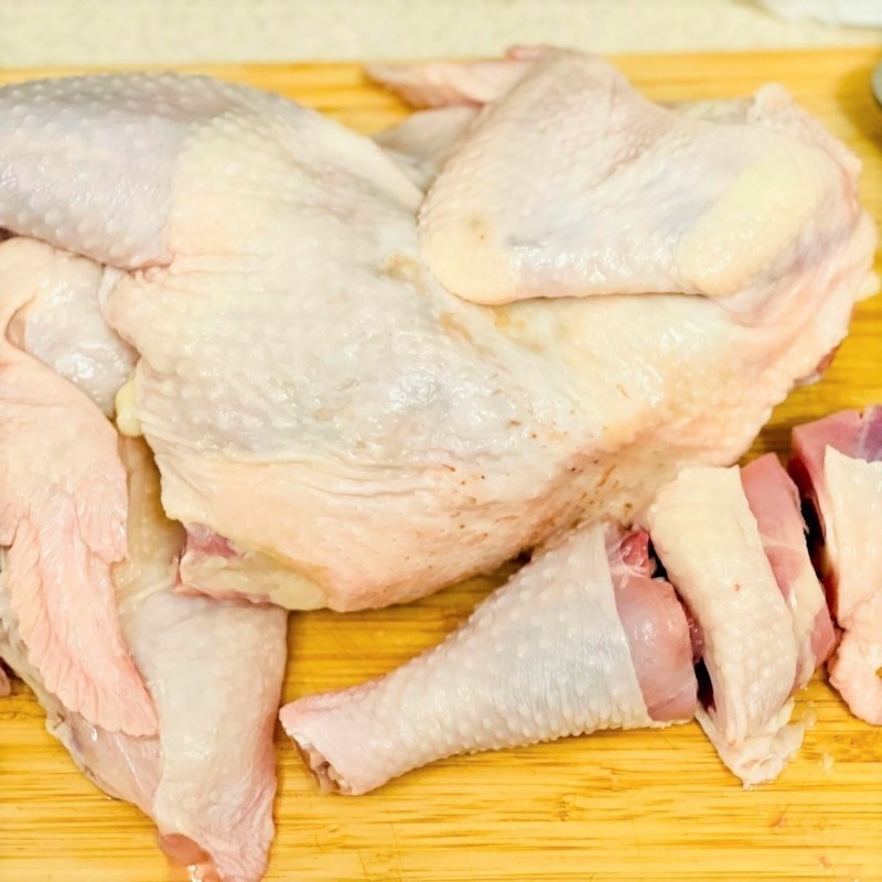 Thịt gà đã sơ chế và ướp gia vị, sẵn sàng cho món lẩu gà tiêu xanh