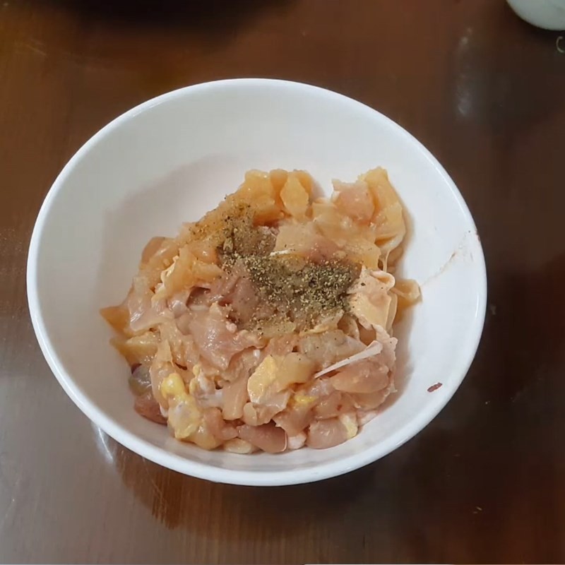 Sơ chế và ướp thịt gà cho món lẩu cháo gà gạo rang