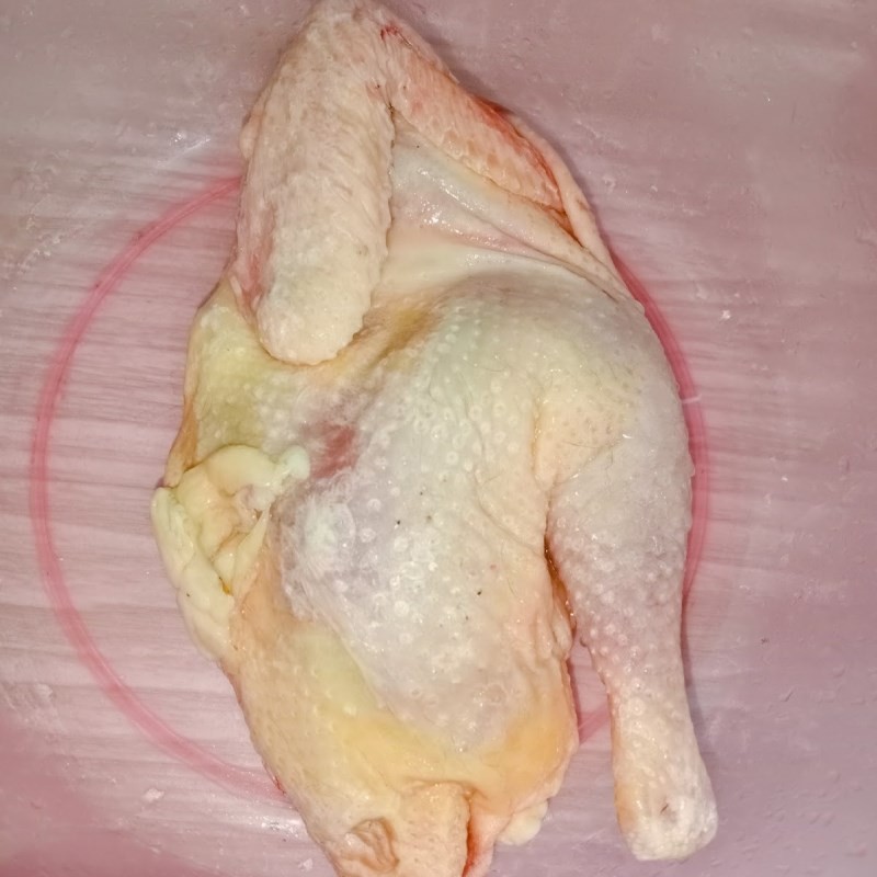 Ướp thịt gà với các loại gia vị để chuẩn bị cho bún măng gà