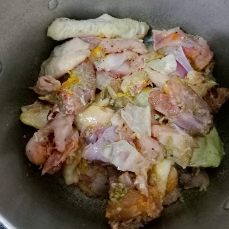 Thịt gà đã ướp chuẩn bị xào săn cho bún măng gà