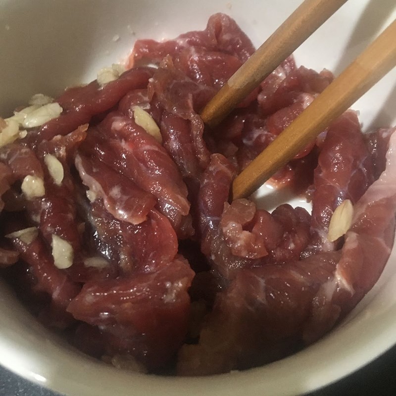 Thịt bò được ướp đều gia vị, đảm bảo thấm đẫm hương vị cho món canh bắp cải thịt bò.