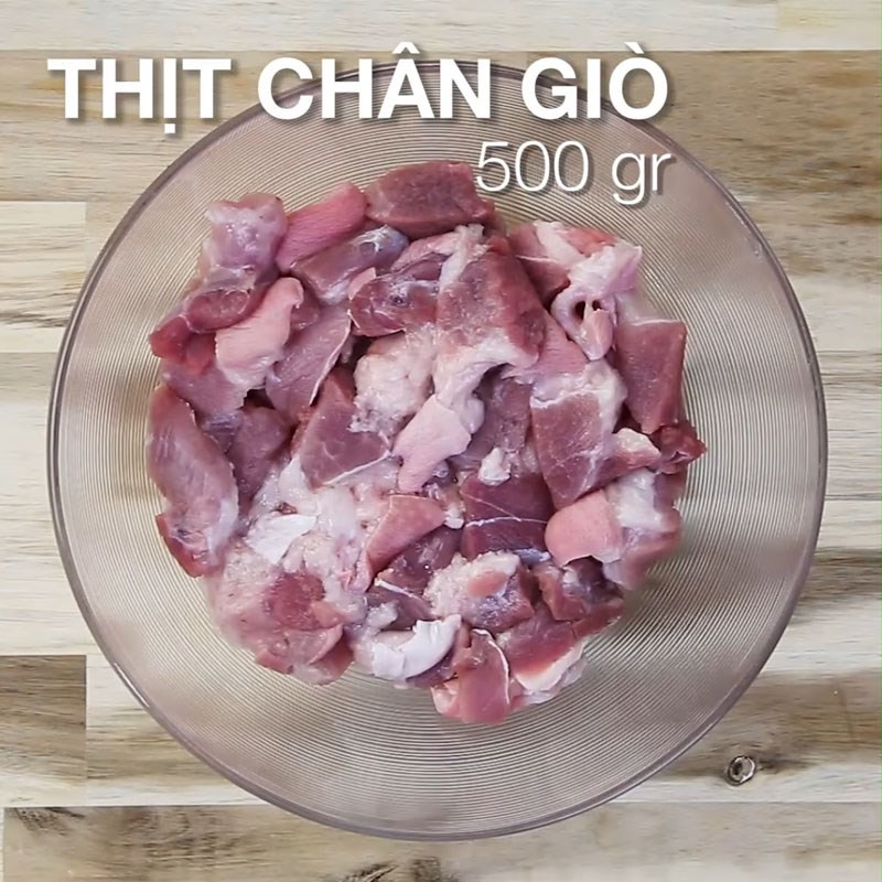 Sơ chế và ướp thịt chân giò heo chuẩn bị nấu thịt đông