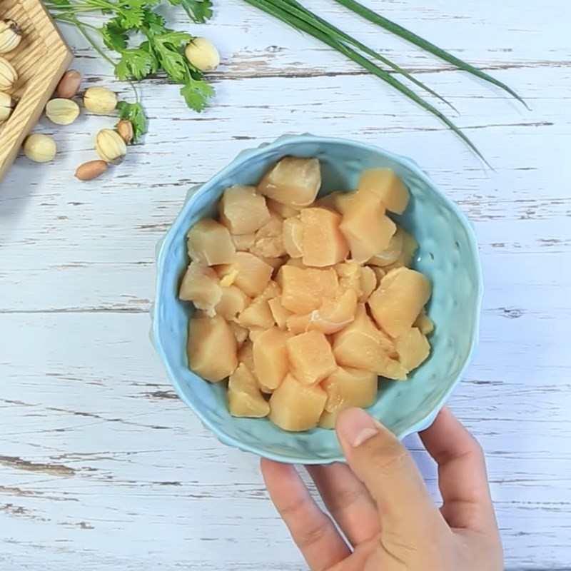 Sơ chế thịt gà để nấu canh gà hạt sen