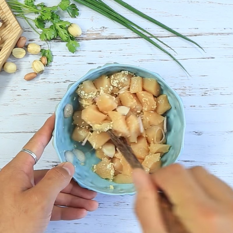 Ướp thịt gà để nấu món gà hạt sen