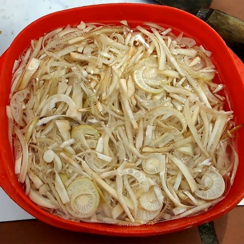 Đậu phụ chiên vàng đều các mặt chuẩn bị cho món ếch om củ chuối