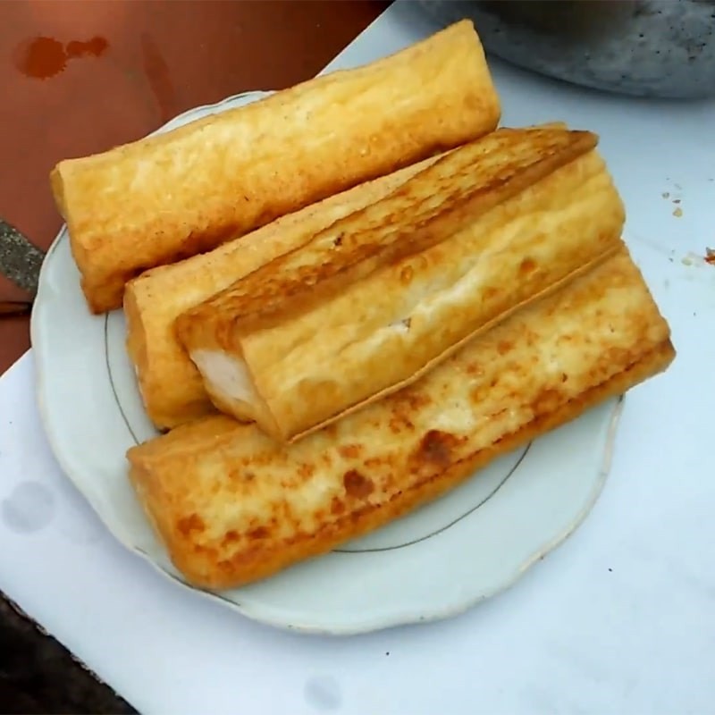 Lá lốt tươi xanh được thái nhỏ sẵn sàng cho món ếch om củ chuối