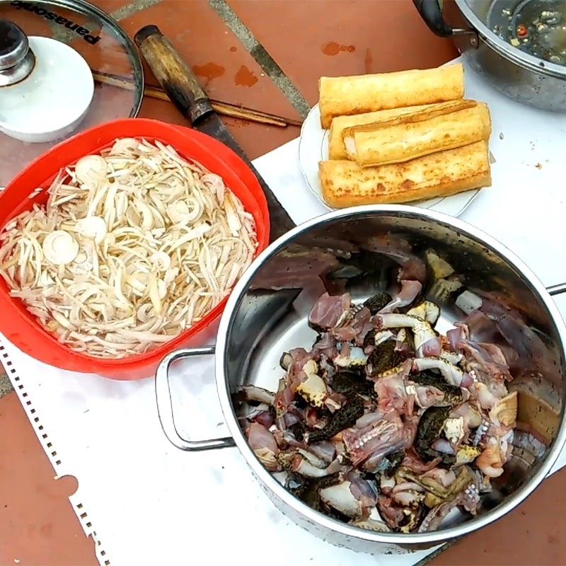 Đậu phụ chiên vàng ươm, chuẩn bị kết hợp cùng ếch và củ chuối
