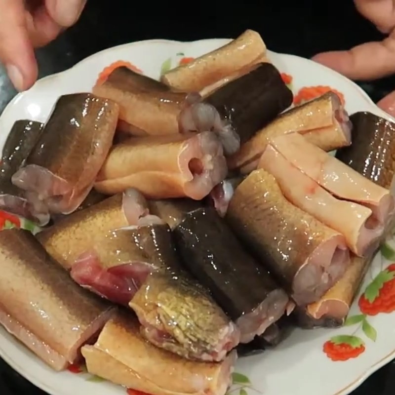 Sơ chế lươn tươi, loại bỏ nhớt và nội tạng