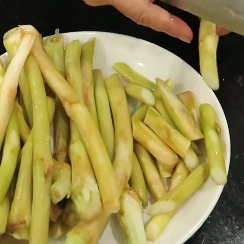 Khoai môn ngâm nước muối giúp loại bỏ chất gây ngứa