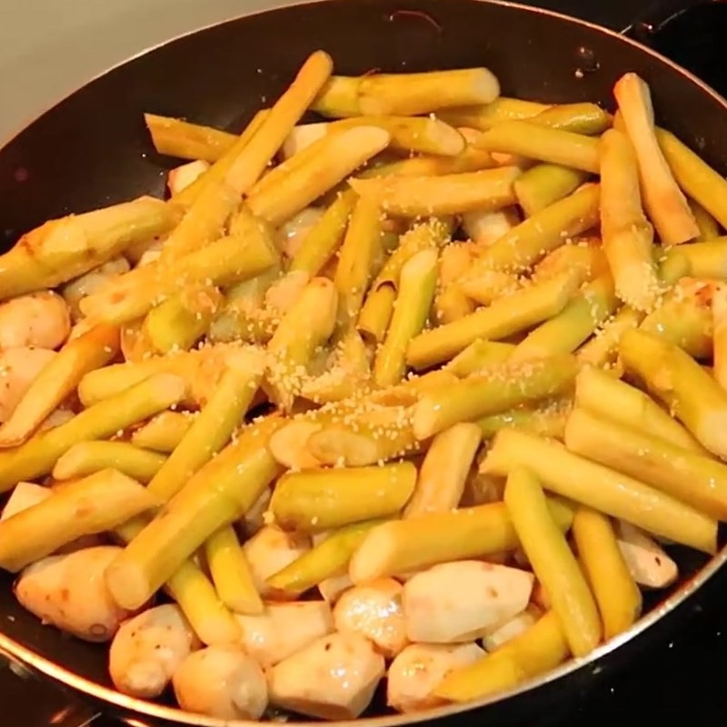 Ngó môn và khoai môn đã xào chín tới cho cháo lươn