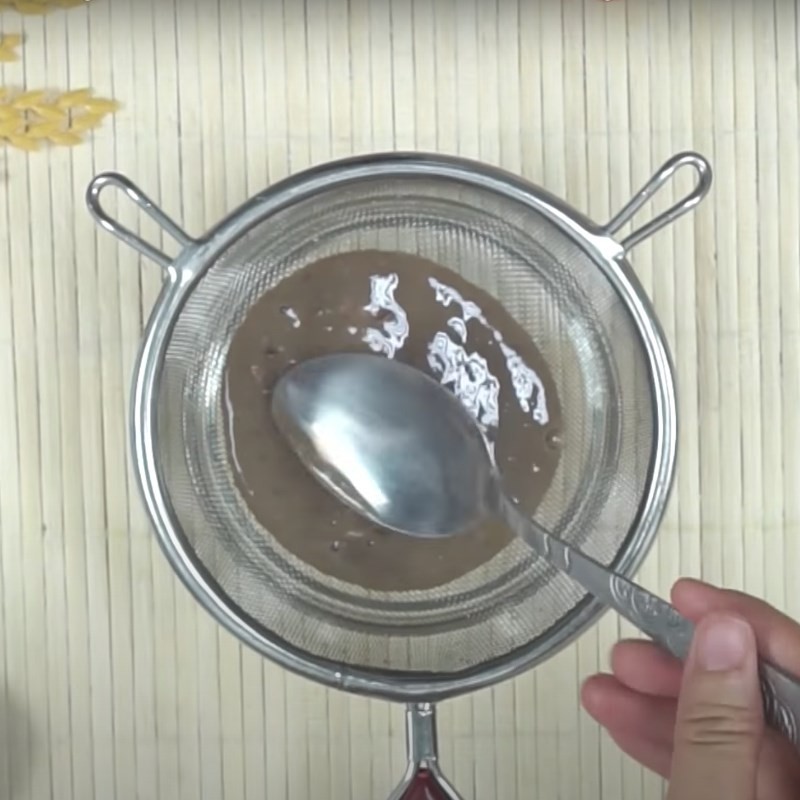 Lọc nước cốt cua đồng sau khi xay nhuyễn