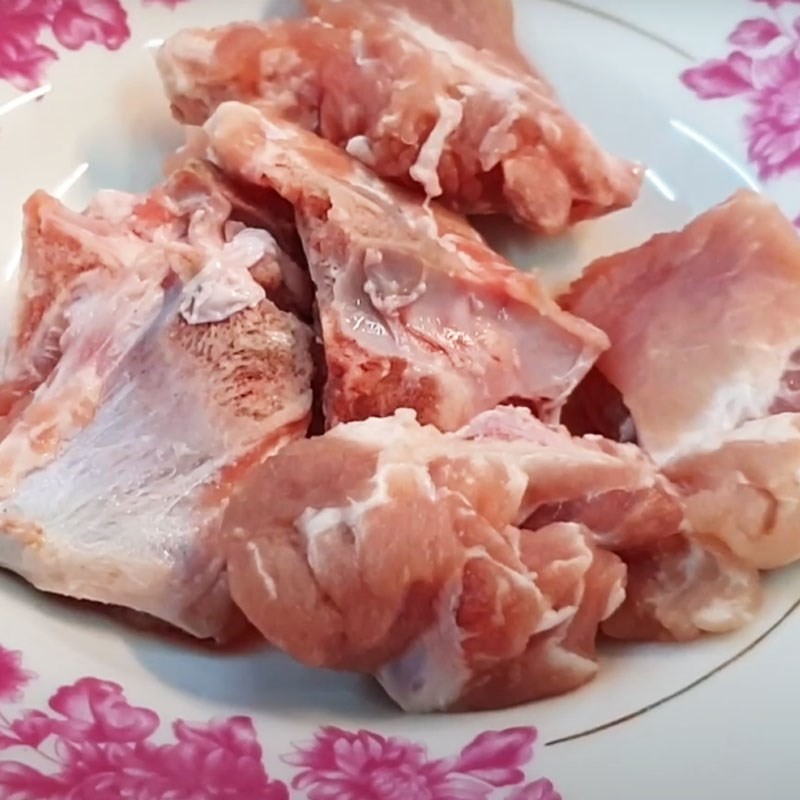 Sơ chế xương heo sạch sẽ cho món canh củ dền