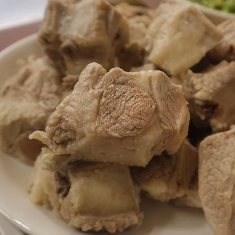 Những miếng sườn non đã được sơ chế sạch sẽ, sẵn sàng cho món sườn nấu đậu Hà Lan