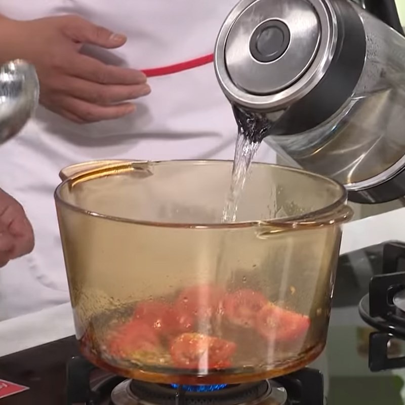 Xào cà chua và ớt hiểm tạo màu và vị cho canh