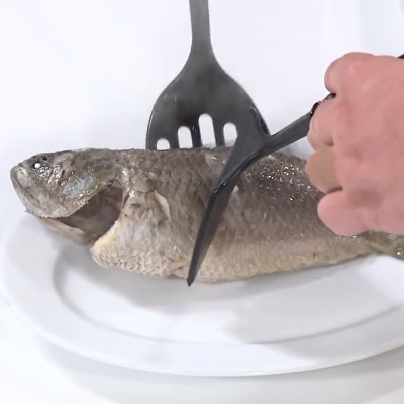 Thêm bông súng và kèo nèo vào nồi canh cá rô