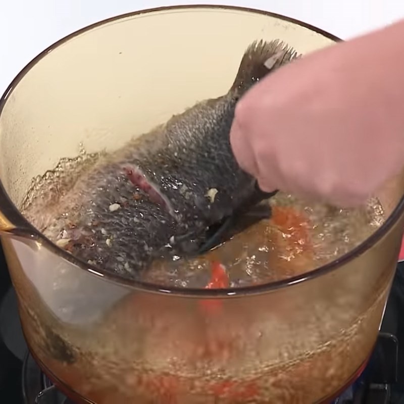 Nấu cá rô trong nước dùng với giấm tạo vị chua thanh