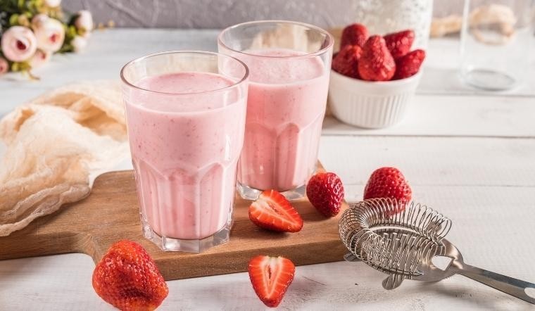 Ly sữa hạnh nhân dâu tây màu hồng đẹp mắt