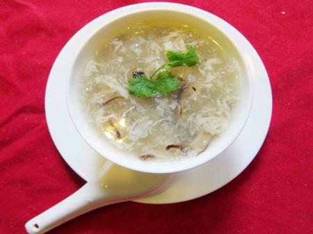 Bát súp gà nấm đông cô nóng hổi, thơm lừng đã hoàn thành, sẵn sàng thưởng thức