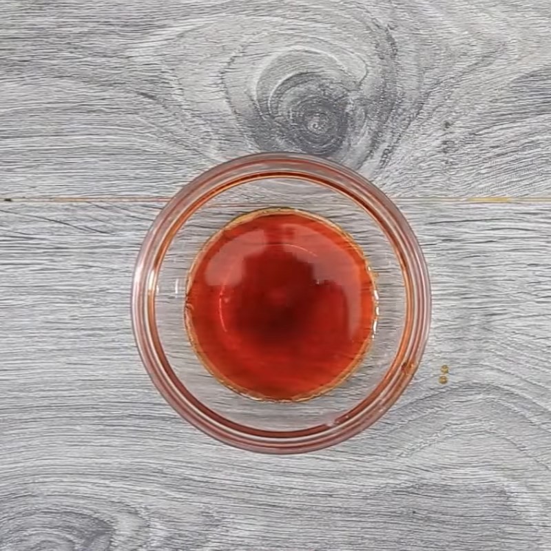 Nấu sôi nước dùng với các nguyên liệu đã trộn, tạo nên súp bò Hàn Quốc