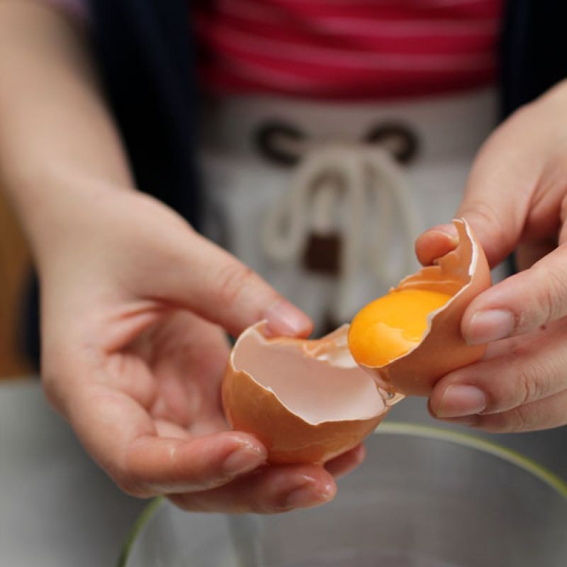 Tách lòng trắng trứng gà khéo léo, bí quyết tạo độ sánh và vân đẹp cho súp gà