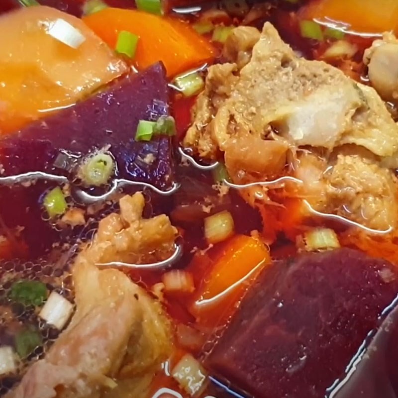Món canh củ dền nấu xương hoàn chỉnh, hấp dẫn