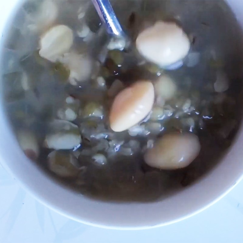 Chè bạch quả hạt sen đậu xanh thành phẩm với nha đam tươi mát.