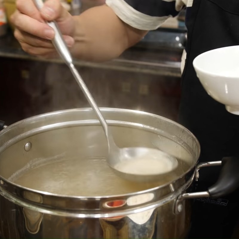 Thêm giấm bỗng nếp, linh hồn của món bún ốc nguội, vào nước dùng