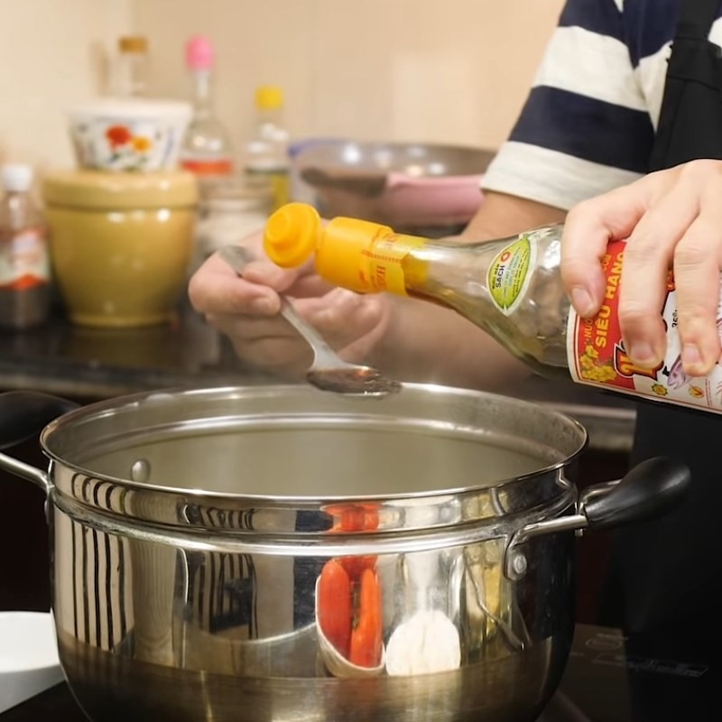 Nêm nếm gia vị hạt nêm, bột ngọt, nước mắm vào nước dùng cho đậm đà