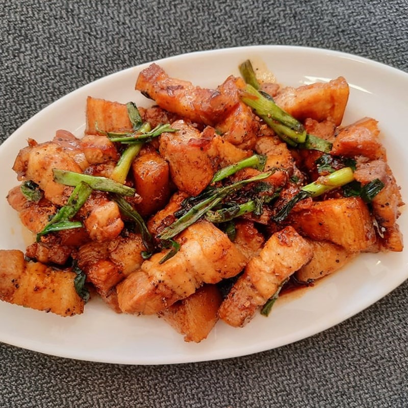Thành phẩm thịt ba chỉ rang cháy cạnh thơm ngon, đậm đà