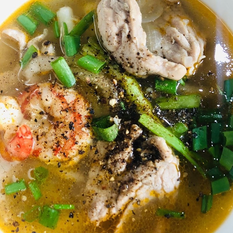 Cận cảnh tô bánh canh bột lọc Huế với tôm thịt đầy đặn, hành lá và tiêu thơm lừng