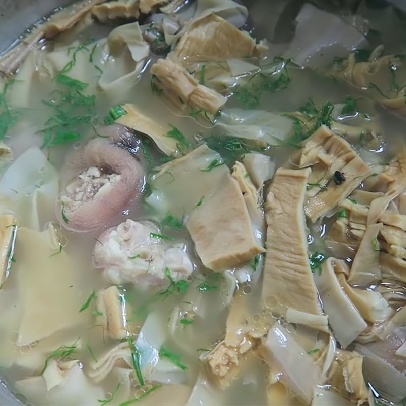 Nồi canh măng móng giò đang được hầm nhừ trên bếp