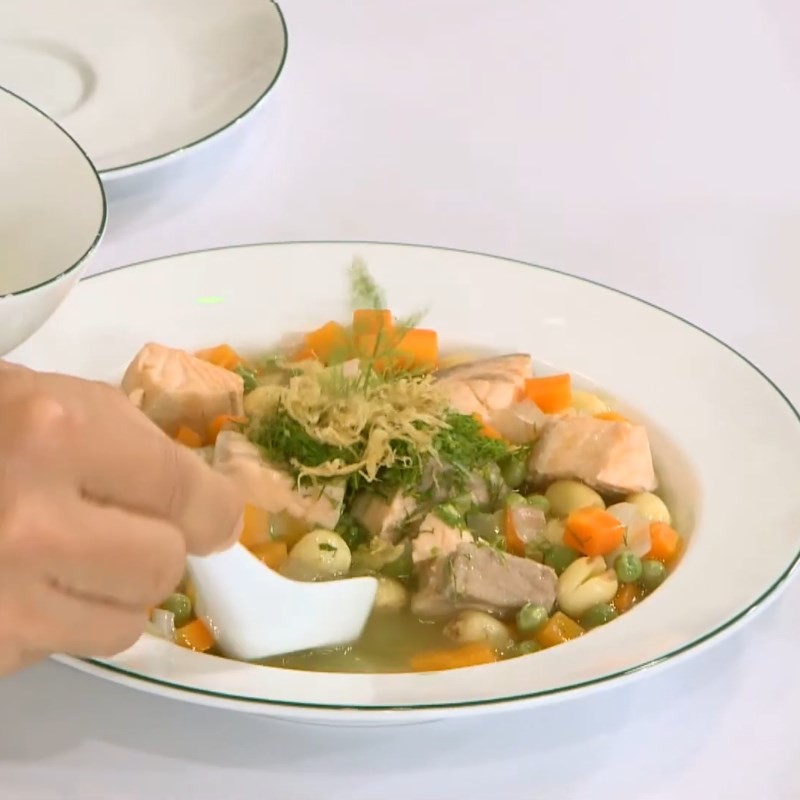 Tô súp cá hồi hạt sen thành phẩm hấp dẫn, bổ dưỡng