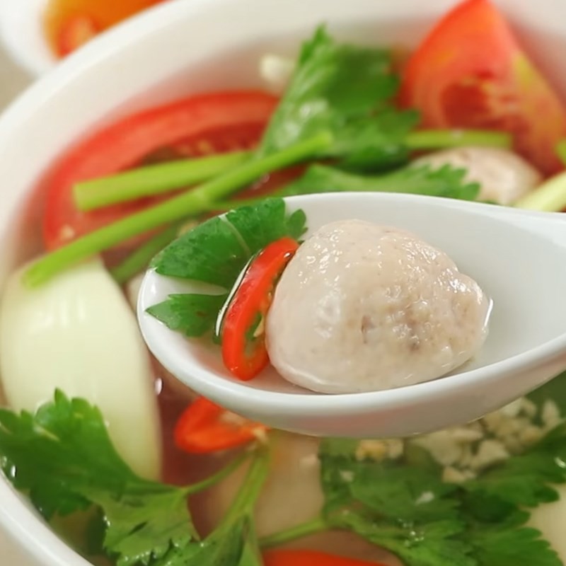 Thành phẩm canh cá thác lác cà chua măng chua với màu sắc hấp dẫn