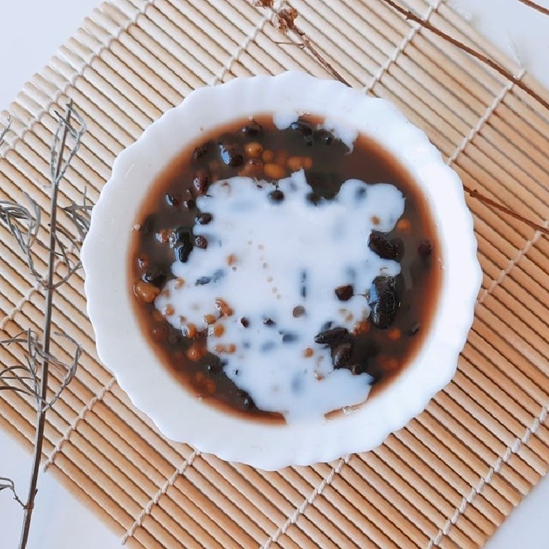 Thành phẩm chè đậu đen và đậu xanh thơm ngon, béo ngậy sẵn sàng thưởng thức