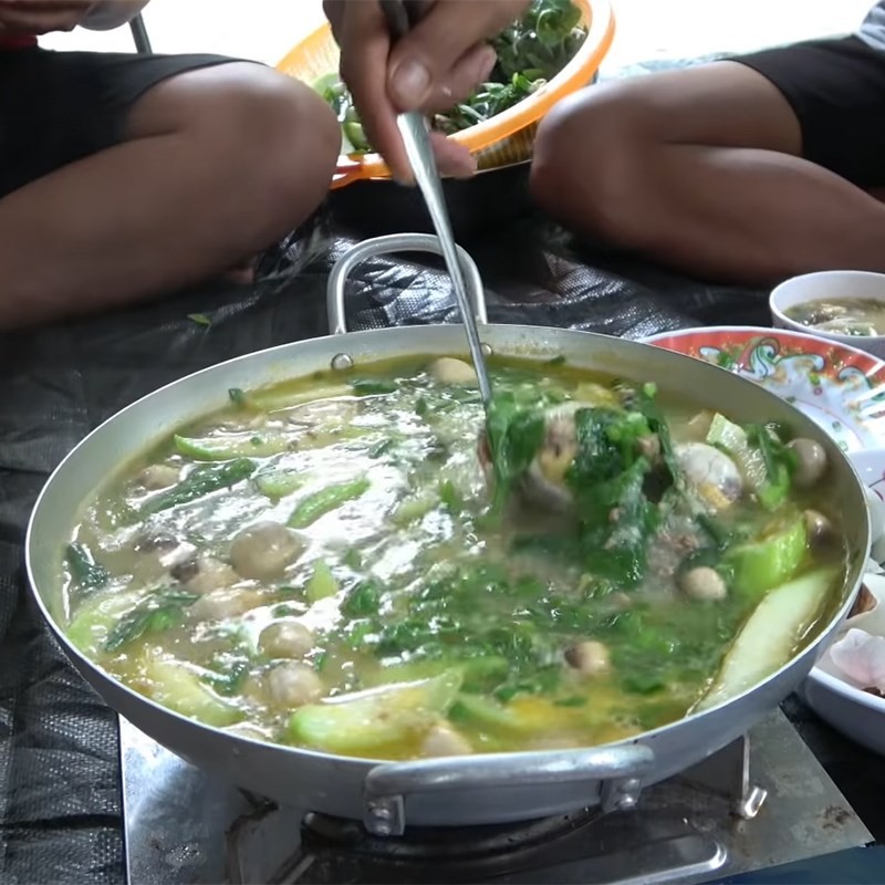 Bữa ăn lẩu cháo cua đồng thơm ngon, bổ dưỡng cho gia đình