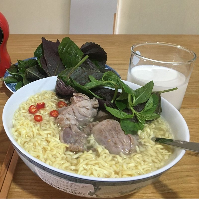 Tô mì xương ngon hoàn chỉnh với màu sắc hấp dẫn, thịt xương mềm và nước dùng ngọt thanh