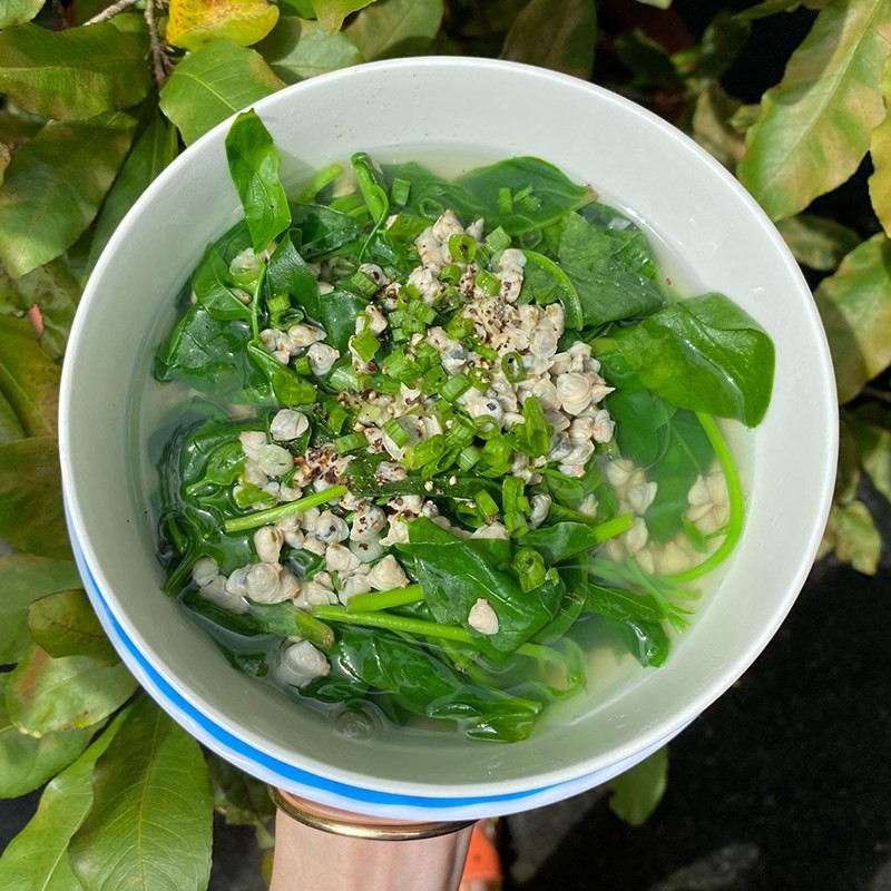 Tô canh hến mồng tơi nóng hổi, hấp dẫn