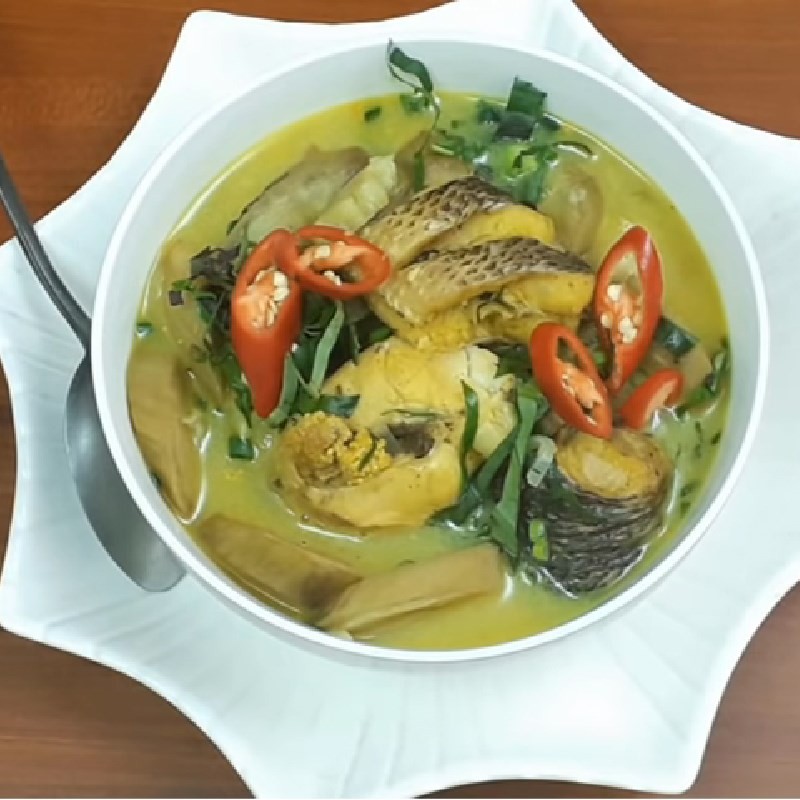 Tô canh cá lóc nấu chuối xanh thơm ngon, nóng hổi, trang trí rau thơm, sẵn sàng để thưởng thức