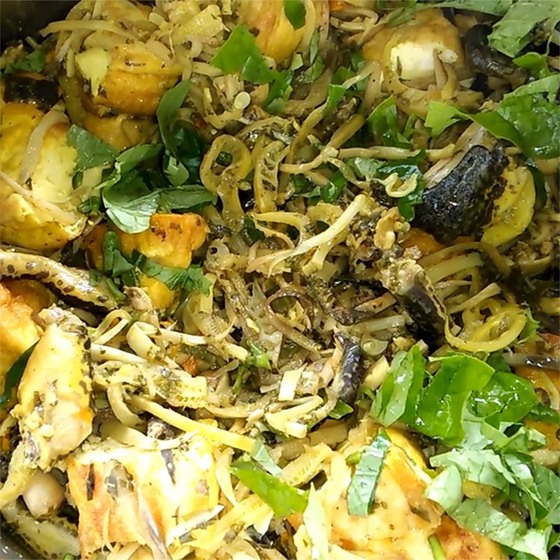 Món ếch om củ chuối dân dã, nóng hổi trong nồi đất, giữ trọn hương vị
