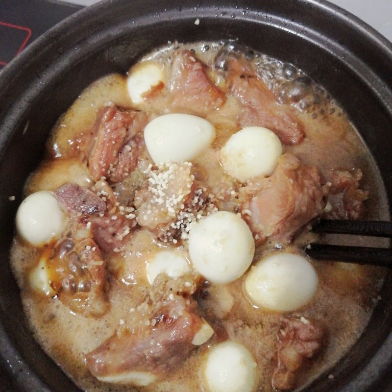 Món sườn non kho trứng cút chuẩn bị hoàn thành với nước sốt sánh mịn