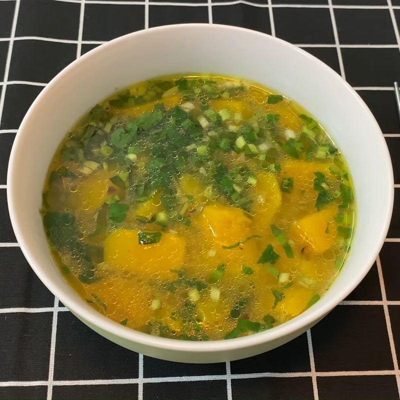 Món canh bí đỏ chay thơm ngon, nóng hổi đã sẵn sàng để thưởng thức