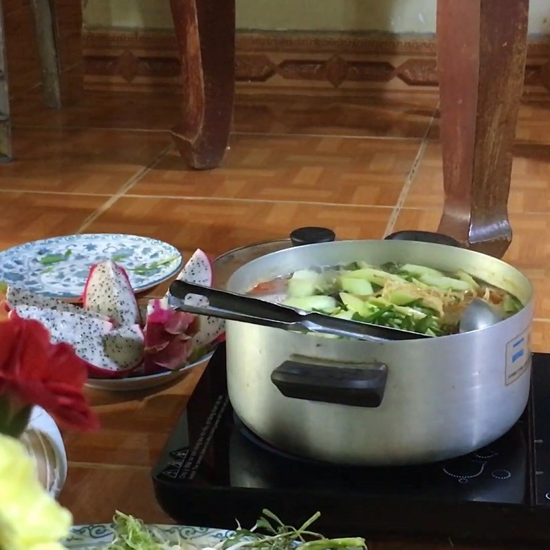 Thành phẩm món lẩu cá lóc măng chua nóng hổi, thơm ngon