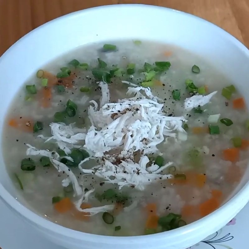 Tô cháo gà nấm hương nóng hổi, thịt gà mềm, nấm thơm đặc trưng