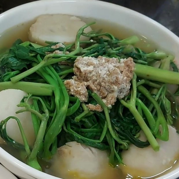 Mô tả một bát canh cua rau muống khoai sọ, với riêu cua nổi, khoai sọ mềm và rau muống xanh mướt