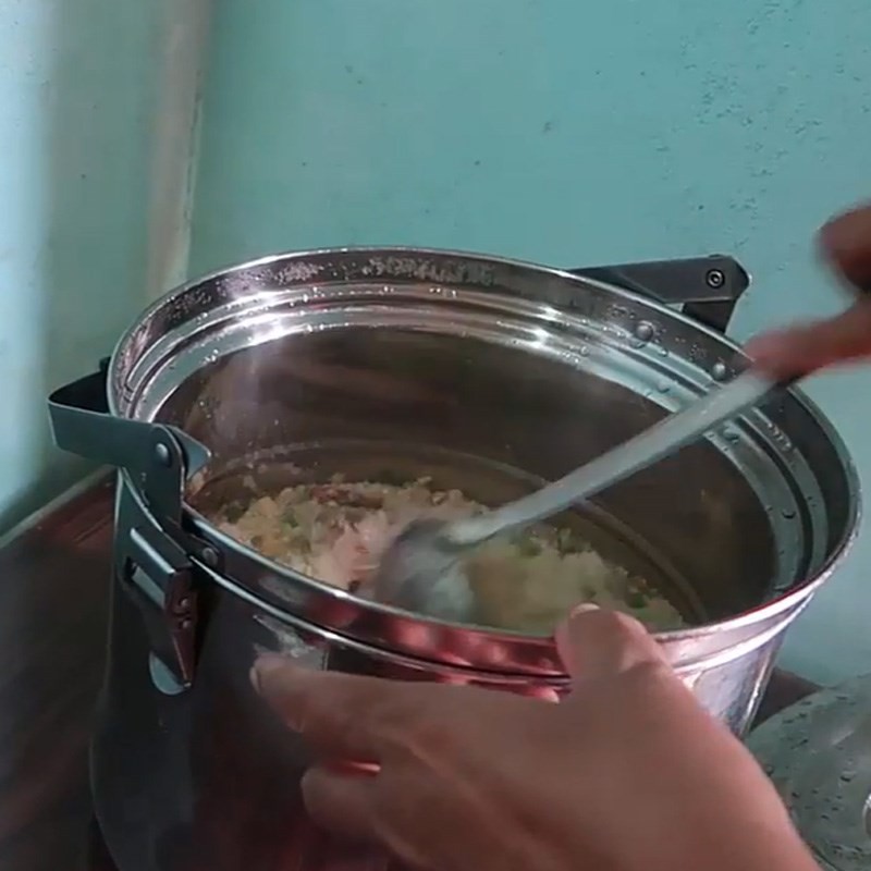 Thành phẩm cháo gân bò hấp dẫn, nóng hổi
