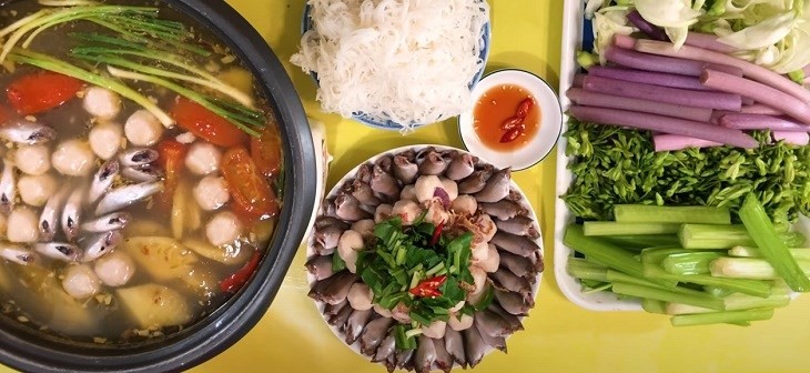 Món lẩu cá linh bông điên điển hoàn chỉnh, sẵn sàng thưởng thức