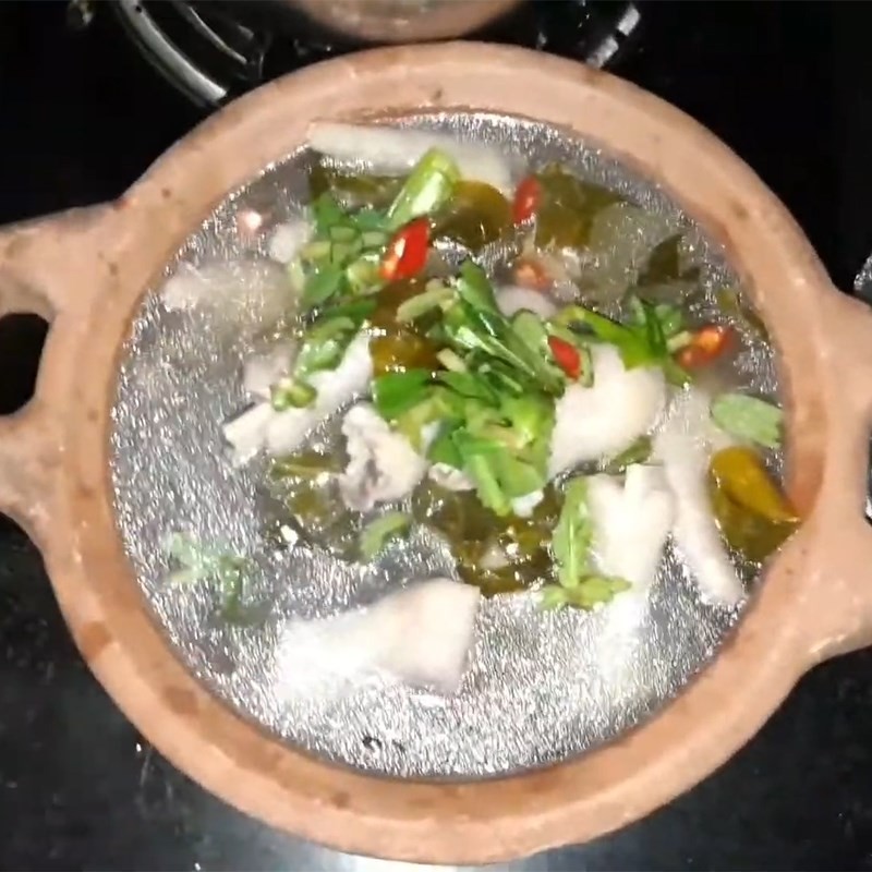 Thành phẩm lẩu chân gà lá giang thơm ngon