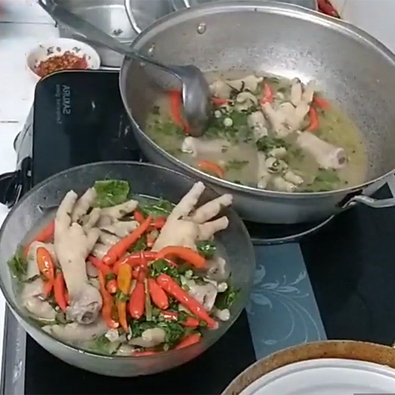 Thành phẩm lẩu chân gà ớt hiểm cay nồng hấp dẫn