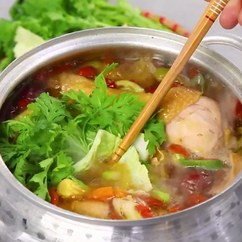 Thành phẩm lẩu gà Tứ Xuyên nóng hổi, thơm ngon sẵn sàng thưởng thức