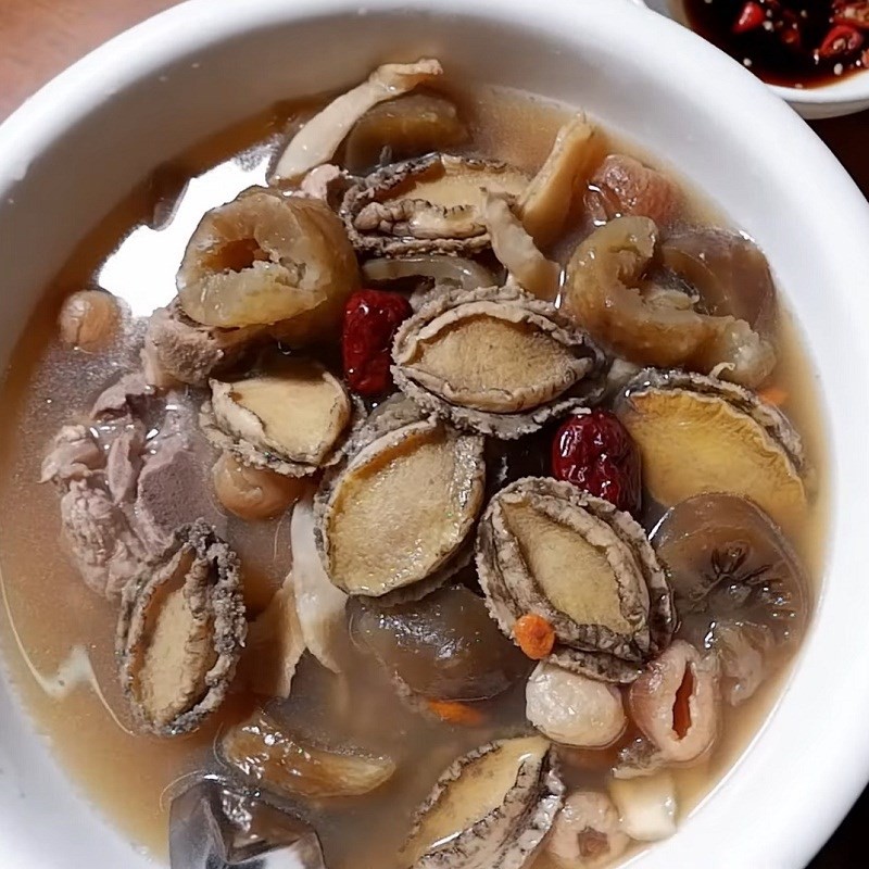 Món canh hải sâm thuốc bắc thành phẩm, nóng hổi và đầy dinh dưỡng